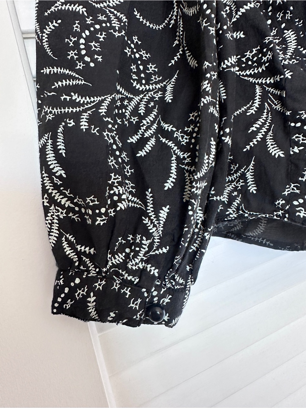 Joie Maleah Cotton Blend Black White Floral Vine Print V-Neck Pleated Blouse XS - Picture 10 of 15